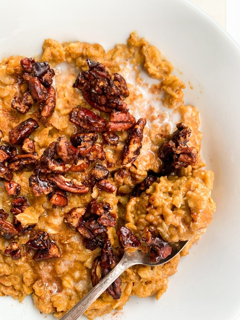 pumpkin pie oatmeal with candied pecans
