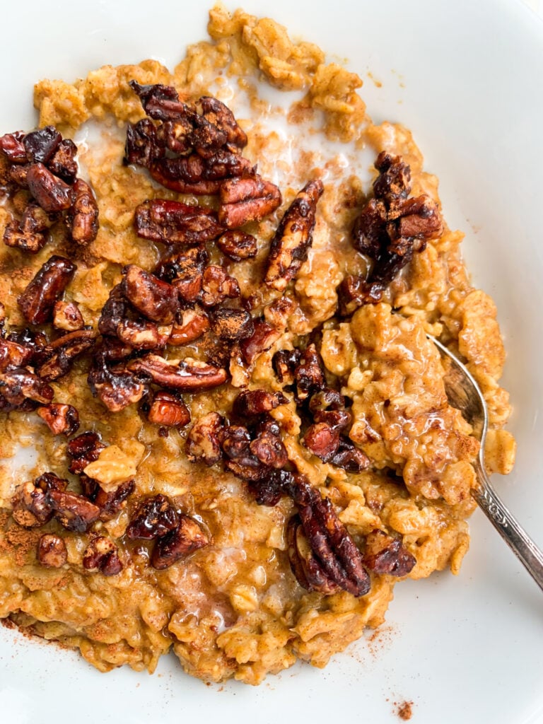 pumpkin pie oatmeal with candied pecans