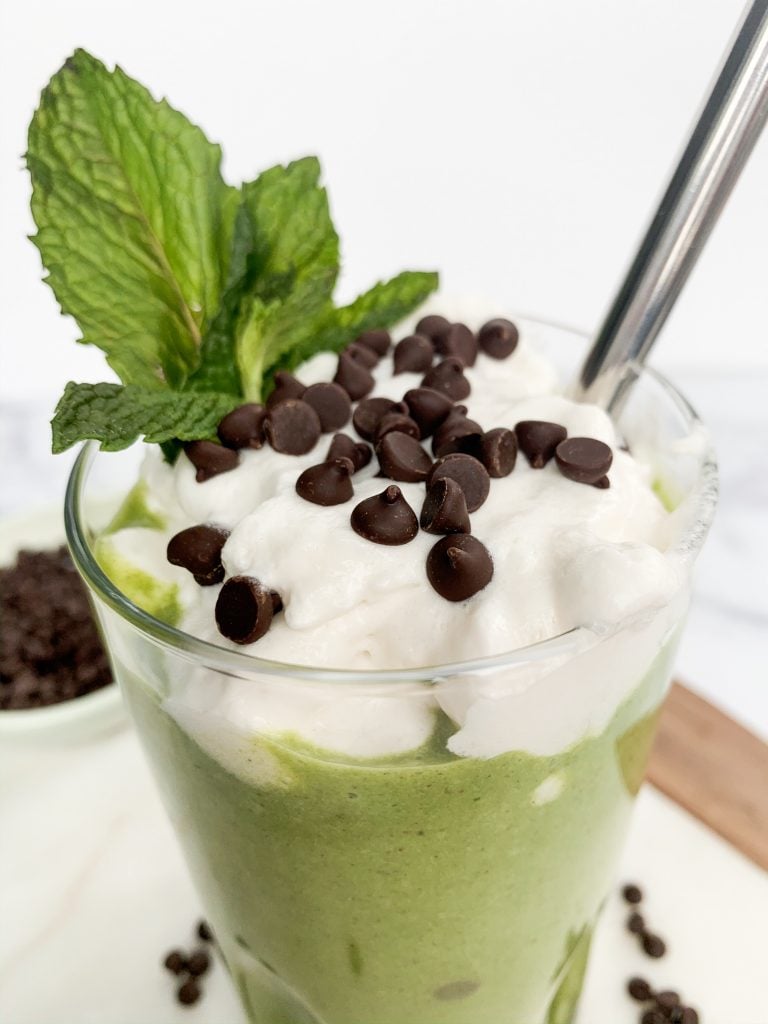 healthy mint chocolate chip smoothie