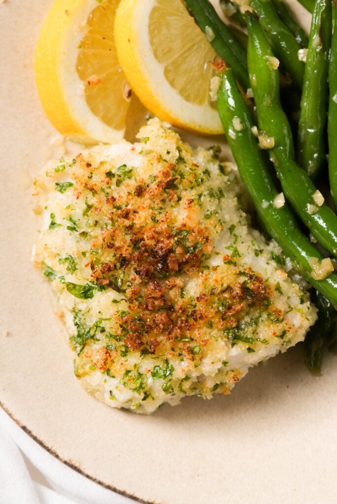 baked cod filet with green beans on the side