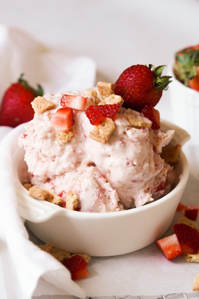 ice cream with strawberries and graham crackers