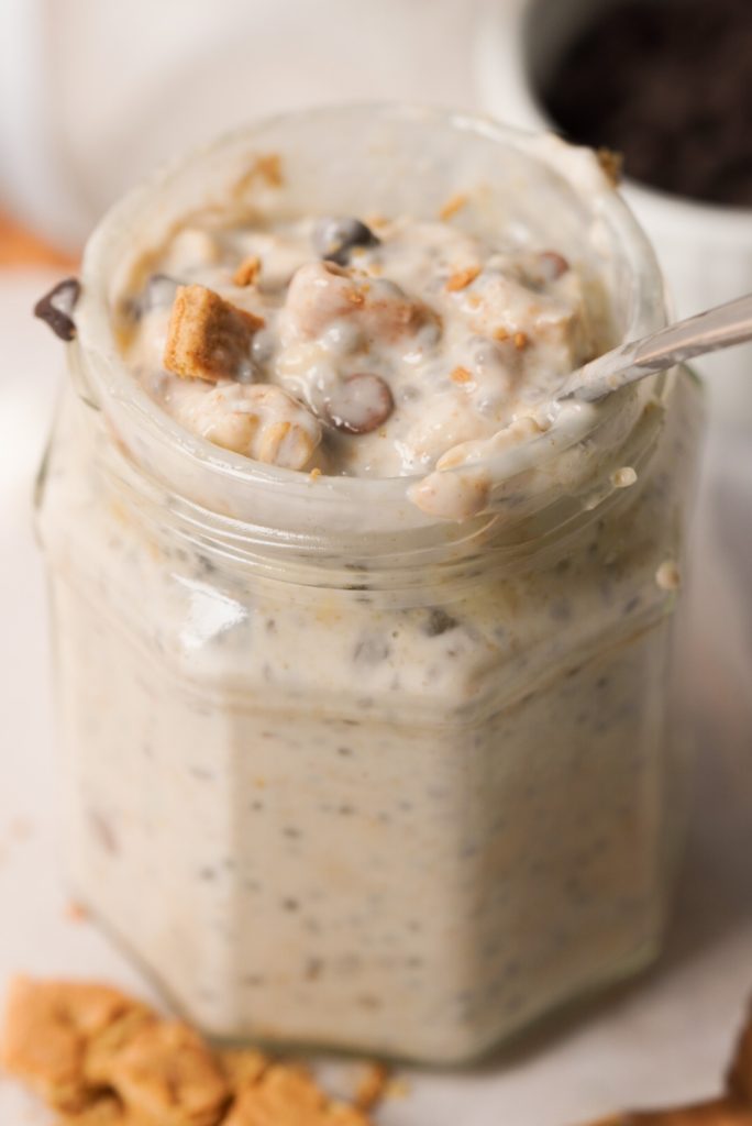 s'mores overnight oats in a jar