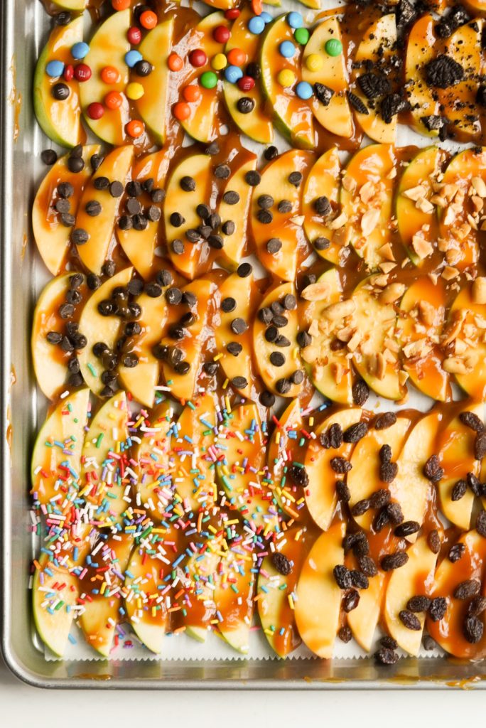 sliced caramel apple recipe with toppings
