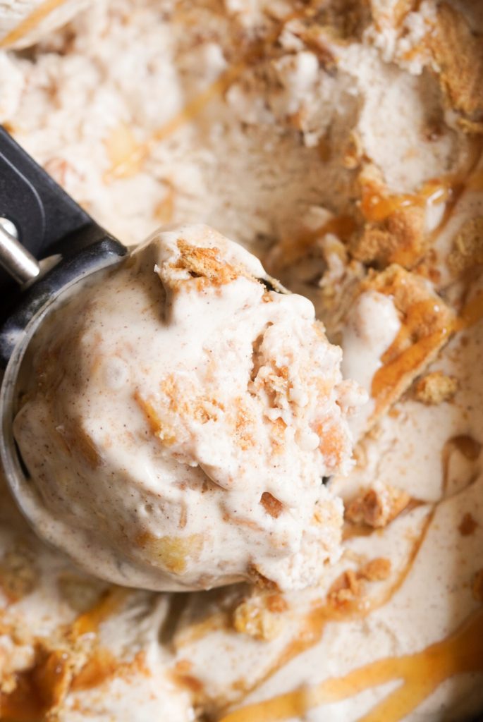 closeup shot of a scoop of cinnamon apple pie ice cream in the tin.