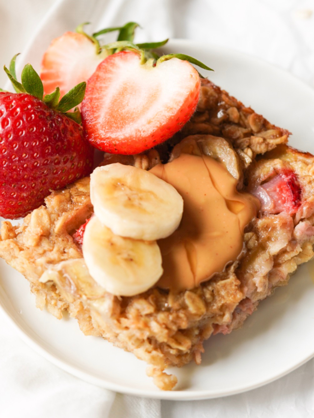 Strawberry Banana Baked Oatmeal (Healthy Breakfast Recipe!)