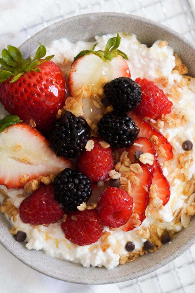 cottage cheese and fruit (berries)