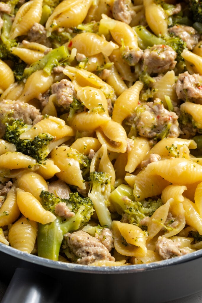 one pan ground turkey broccoli pasta in the skillet after tossing in the butter and cheese.