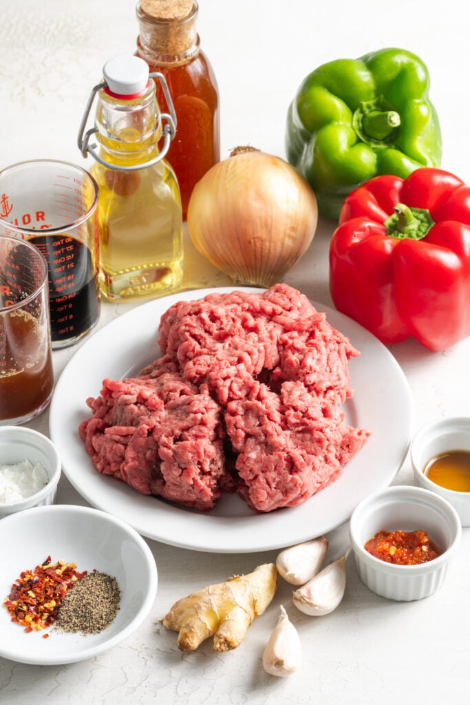 ingredients needed to make ground beef and pepper rice bowls.